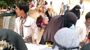 குளத்தூர்: 25 ஆண்டு பழமை வாய்ந்த அண்ட குளத்தில் இயங்கி வரும் தனியார் பள்ளியில் உணவு திருவிழாவில் அசத்திய மாணவர்கள் குழந்தைகளாக மாறிய பெற்றோர்கள்