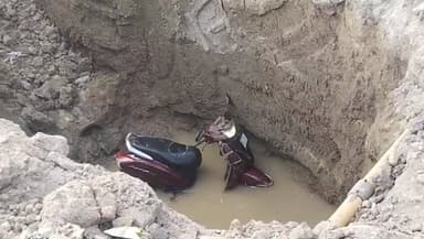 અંકલેશ્વર: ન.પા.દ્વારા ડ્રેનેજ લાઈનની કામગીરી માટે ખોદવામાં આવેલ 8 ફૂટ ઉંડા ખાડામાં મોપેડ ખાબકી, ચાલકનો આબાદ બચાવ થયો