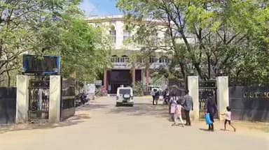 தூத்துக்குடி: டி பிரிவு ஊதியம் வழங்க வலியுறுத்தி ஆட்சியரகம் முன்பு கிராம உதவியாளர்கள் காத்திருப்பு போராட்டம் வருவாய் பணிகள் பாதிப்பு