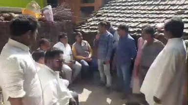 পাড়া: সাঁওতালডি থানার কাঁকী বাজারে ট্রেন দুর্ঘটনায় পা হারানো গৃহবধূর পরিবারের পাশে দাঁড়াল তৃণমূল কংগ্রেস