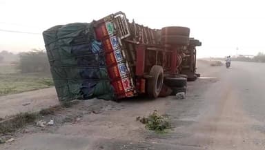 కోదాడ: కోదాడలో తప్పిన పెను ప్రమాదం: బోల్తా పడిన పత్తి లారీ!