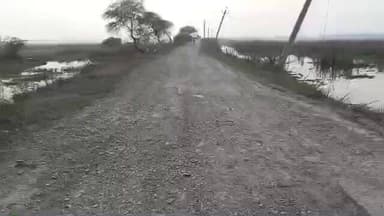 उन्नाव: उन्नाव के ग्राम थाना से परियर को जोड़ने वाली सड़क की हालत खराब ग्रामीण लोगों को आने-जाने में हो रही परेशानी #jansamaya