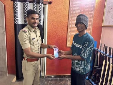 ಹಾರೋಹಳ್ಳಿ: ಹಾರೋಹಳ್ಳಿ ಪೊಲೀಸ್ ಠಾಣೆಯಲ್ಲಿ ವಾರಸುದಾರರಿಗೆ ಮೊಬೈಲ್ ಹಿಂತಿರುಗಿಸಲಾಯಿತು