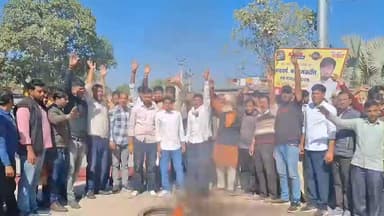 मौजमाबाद: जाहोता से रामपुरा डाबड़ी सड़क मार्ग की बदहाली को लेकर ग्रामीणों ने मुख्य सड़क पर टायर जलाकर किया प्रदर्शन