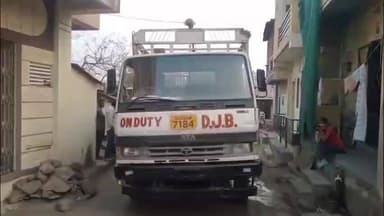 ખંભાત: આઇશરમાં વીજવાયર ભરાઈ જતા વીજ પોલ બાઈક સવાર પર પડતા યુવક ઈજાગ્રસ્ત