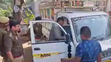 गोंडा: जिला अस्पताल के पास मैजिक में युवक मिलने से सनसनी, बाराबंकी के थाना बदोसराय के मनोज कुमार के रूप में हुई मृतक की पहचान