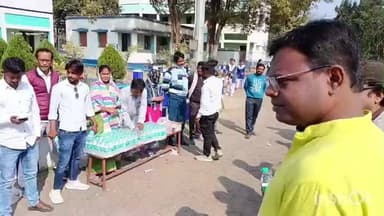 গলসি ২: গলসিতে মাধ্যমিক পরীক্ষার্থীদের হাতে পেন,গোলাপ ও জলের বোতল তুলে দিল ব্লকের তৃণমূল কংগ্রেস সভাপতি