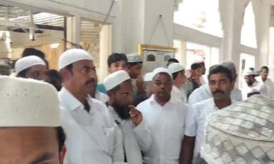 గద్వాల్: గద్వాల్ జిల్లా కేంద్రంలో మజీద్ లో ప్రార్థనలు నిర్వహించిన ఎమ్మెల్యే బండ్ల కృష్ణ మోహన్ రెడ్డి