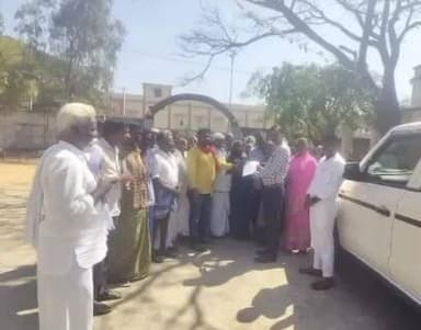 పెనుకొండ RDO ఆనంద్ కుమార్ ను కలిసిన భూ నిర్వాసితులు