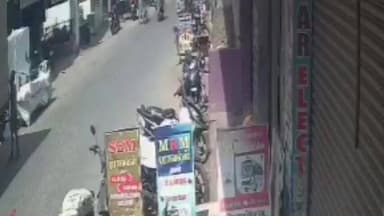 திருச்செந்தூர்: உடன்குடி பேருந்து நிலையம் சாலையில் இருசக்கர வாகனம் வியாபாரி மீது மோதி படுகாயம் சிசிடிவி காட்சி வெளியாகி பரபரப்பு