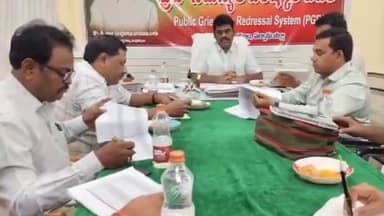 మాచర్ల తహశీల్దార్ కార్యాలయంలో రాజకీయ పార్టీల ప్రతినిధులు, ఏఈఆర్వోలతో ఓటర్ల జాబితాపై సమీక్ష