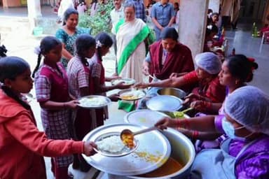 గజ్వేల్: వర్గల్ మండల కేంద్రంలోని కేజీబీవీ, జడ్పీహెచ్ఎస్ పాఠశాలల్లో మధ్యాహ్న భోజన ప్రక్రియను పరిశీలించిన జిల్లా కలెక్టర్ హైమావతి