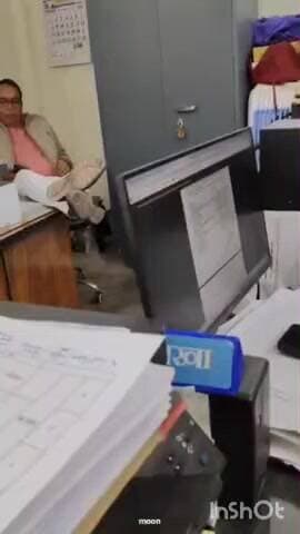 मनेंद्रगढ़: जिला शिक्षा अधिकारी कार्यालय में बाबू का वीडियो वायरल, टेबल पर पैर रखकर मोबाइल चलाते दिखे लेखा पर्यवेक्षक