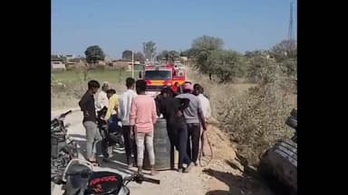 ओबरा: कोटा गांव के पास बालू लदा ट्रक अनियंत्रित होकर पलटा, चालक बाल-बाल बचा