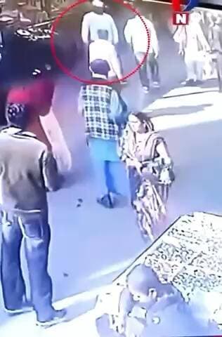 #बाराबंकी के देवां शरीफ दरगाह पर चादर पोशी करने गए एक हिंदू युवक को पकड़कर धमकाया
#Barabanki #news #viral #dewasharif #bbk