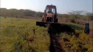 लवाण: कंवरपुरा गांव में तहसीलदार के नेतृत्व में राजस्व टीम ने चारागाह भूमि और सरकारी रास्ते से जेसीबी चलाकर हटाया अतिक्रमण