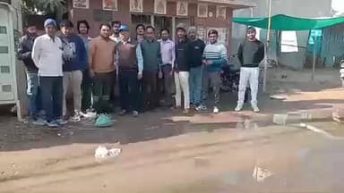 लोहारू: लोहारू में सूरजगढ़ रोड़ पर बिजली पोल लगाने से टूटी सार्वजनिक प्याऊ की पाइपलाइन, दुकानदार परेशान