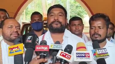 ପଟପୁର: ଚାଷୀ ମାରଣ ନୀତି ବିରୁଦ୍ଧରେ ଭଞ୍ଜନଗର ଠାରେ ଉପ ଜିଲ୍ଲାପାଳଙ୍କୁ ଦାବିପତ୍ର ପ୍ରଦାନ କରି ପ୍ରତିକ୍ରିୟା ରଖିଲେ ସାନଖେମୁଣ୍ଡି ବିଧାୟକ