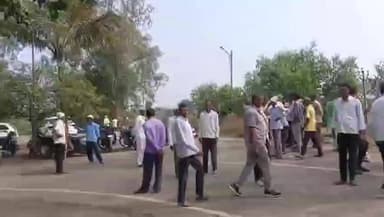 नवापूर: नंदुरबार विसरवाडी रस्ता बांधकाम विरोधात शेतकऱ्यांची जिल्हाधिकाऱ्यांकडे तक्रार