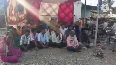 ಕೊಲ್ಹಾರ: ಮಟ್ಟಿಹಾಳ ಗ್ರಾಮದಲ್ಲಿ ದಲಿತ ಕುಟುಂಬಸ್ಥರಿಂದ ಪ್ರತಿಭಟನೆ