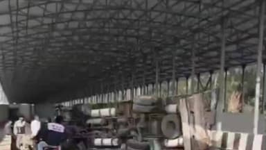 सोनीपत: बड़वासनी अंडरपास में पलटा ट्रक, ड्राइवर घायल