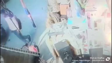 कासगंज: बारहद्वारी के समीप स्थित एचएमटी वॉच हाउस से दिन के उजाले में चोरी, घटना सीसीटीवी कैमरे में कैद हुई