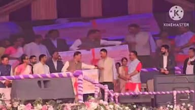 তিতাবৰ: তিতাবৰ ষ্টেডিয়ামত ৰাজ্যৰ মুখ্যমন্ত্ৰীয়ে মহিলা সকলক বিতৰণ কৰে উদ্যমিতা আঁচনিৰ চেক