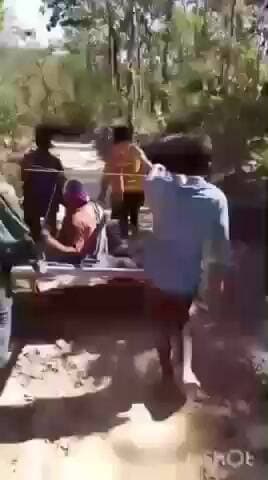 सामरी कुसमी: सड़क के बिना सिस्टम बेबस, खाट पर ढोया गया मरीज, उजागर हुई विकास की पोल