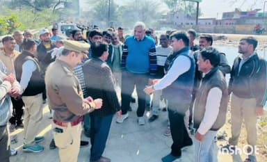 एत्मादपुर: बरहन में जलभराव का विधायक ने किया निरीक्षण, रेलवे ने नाले से पानी निकासी का दिया आश्वासन