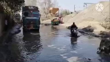 मंडरो: मिर्जाचौकी रेलवे स्टेशन के पास सड़क गड्ढे में तब्दील, ई-रिक्शा पलटने से कई घायल