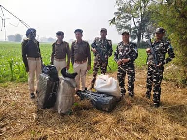 सिकटी: सिकटी - भारत-नेपाल सीमा के समीप एसएसबी और पुलिस की संयुक्त कार्रवाई में 123 किलो गांजा किया गया जब्त, तस्कर फरार