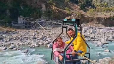 मुनस्यारी: जिला पंचायत सदस्य भावना दोनों और यूथ कांग्रेस जिला अध्यक्ष विक्रम दोनों ने घरूडी मदकोट का दौरा किया