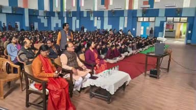 बैरसिया: भोपाल के कमला नेहरू सांदीपनी स्कूल में विधायक भगवान दास सबनानी ने पीएम मोदी का 'परीक्षा पे चर्चा' कार्यक्रम देखा