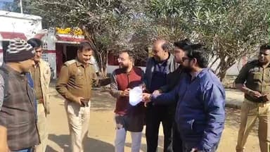 चंदौसी: गांव नगला पूर्वा में स्थित सरकारी स्कूल की दीवारों पर लिखी मिली धार्मिक आयतें, बजरंग दल के कार्यकर्ताओं ने सौंपा ज्ञापन