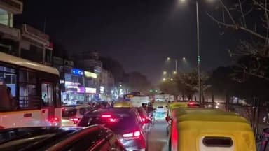 कालकाजी: गोविंदपुरी मेट्रो के पास माँ आनंदमयी मार्ग पर भीषण जाम