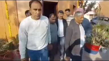 खेकड़ा: तहसील बड़ौत में नायब तहसीलदार का पेशकार ₹10,000 की रिश्वत लेते एंटी करप्शन टीम ने रंगे हाथों पकड़ा