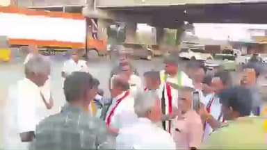 பெருந்துறை: ஊத்துக்குளி பகுதியில் அதிமுக சார்பில் பெருந்துறை சட்டமன்றத் தொகுதிக்கு தீவிர வாக்கு சேகரிப்பில் முன்னாள் அமைச்சர் ஈடுபட்டார்