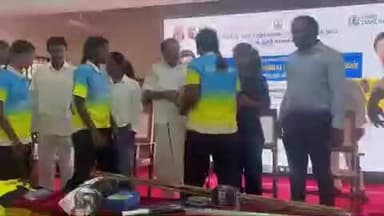 குறிஞ்சிப்பாடி: வடலூரில் விளையாட்டு உபகரணங்களை அமைச்சர் வழங்கி தொடங்கி வைத்தார்