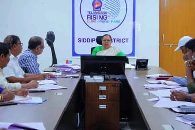 సిద్దిపేట అర్బన్: సిద్దిపేట కలెక్టరేట్ కార్యాలయంలో డబుల్ బెడ్ రూమ్ ఇండ్ల నిర్మాణాలకు సంబంధించి సమావేశం నిర్వహించిన కలెక్టర్ హైమావతి