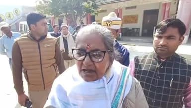 चंदौसी: चंदौसी के रहने वाली माध्यमिक शिक्षा राज्य मंत्री गुलाबो देवी ने आक्रोशित व्यापारियों के साथ की बैठक दी जानकारी