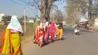 चाईबासा: मैया सम्मान योजना का लाभ न मिलने पर 18 KM पैदल चलकर महिलाएं चाईबासा पहुंचीं, मंत्री को सौंपा ज्ञापन