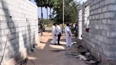 போச்சம்பள்ளி: தொப்படிகுப்பம் கிராமத்தில் வீடுகள் இன்றி இருளர் தின மக்கள் தவிப்பு வீடுகள் விரைந்துகட்டி முடிக்கப்படாததால் வேதனை