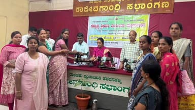 ಹರಪನಹಳ್ಳಿ: ಪಟ್ಟಣದ ತಾಲೂಕು ಪಂಚಾಯಿತಿಯಲ್ಲಿ ವಿವಿಧ ಮಹಿಳಾ ಫಲಾನುಭವಿಗಳಿಗೆ ಹೊಲಿಗೆ ಯಂತ್ರ ವಿತರಿಸಿದ;ಶಾಸಕಿ ಲತಾ ಮಲ್ಲಿಕಾರ್ಜುನ್