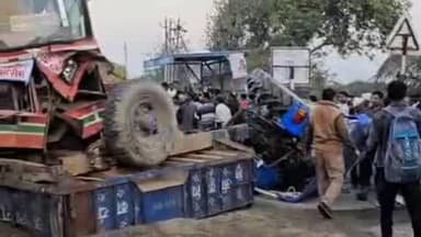 फर्रुखाबाद: इटावा-बरेली हाईवे पर रोहिल्ला चौराहा के पास रोडवेज बस और ट्रैक्टर-ट्रॉली की टक्कर में लगभग 20 यात्री घायल