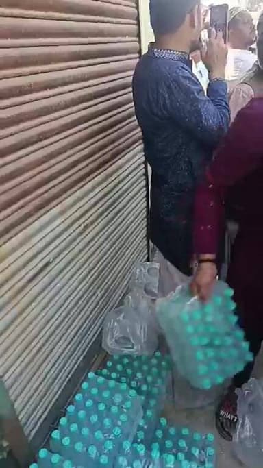 জাঙ্গীপাড়ার বিধায়ক তথা পরিবহন মন্ত্রী স্নেহাশিস চক্রবর্তীর নির্দেশে ফুরফুরা শরিফে আগত মানুষকে জল বিতরন করা হচ্ছে।