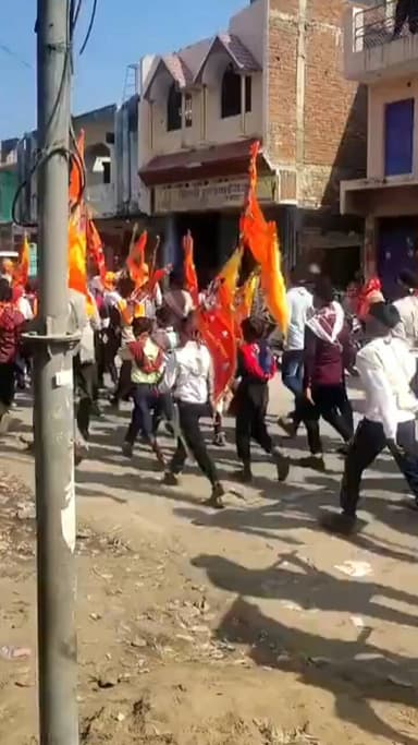 सफीपुर: चकलवंशी से कांवड़ियों का जत्था रवाना, महाशिवरात्रि से पहले बिठूर से गंगाजल लेकर लोधेश्वर की ओर बढ़े