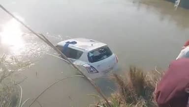 यूपी - #कानपुर में रामगंगा नहर में अनियंत्रित कार गिरी,
3 लोगों की #मौत हुई है #up