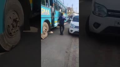 एम्बुलेंस फंसी जाम में,रोड पर थार गाड़ी खड़ी कर चालक गायब,बाजार में लगा जाम #bhind #bhindnews