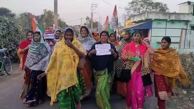 ভগবানগোলা ২: সবুজ আবির্ মেখে রাস্তায় দেখা গেল ভগবানগোলা ২ নাম্বার ব্লক এলাকার মহিলাদের, লক্ষীর ভান্ডার এর টাকা বাড়ায় আবেগ আপ্লুত