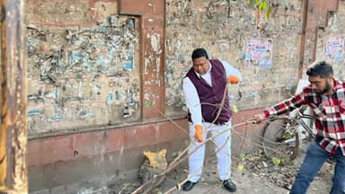 पंजाबी बाग: विधायक कैलाश गंगवाल ने मादीपुर में विदेशी स्वयंसेवकों और निगम कर्मचारियों के साथ चलाया स्वच्छता अभियान